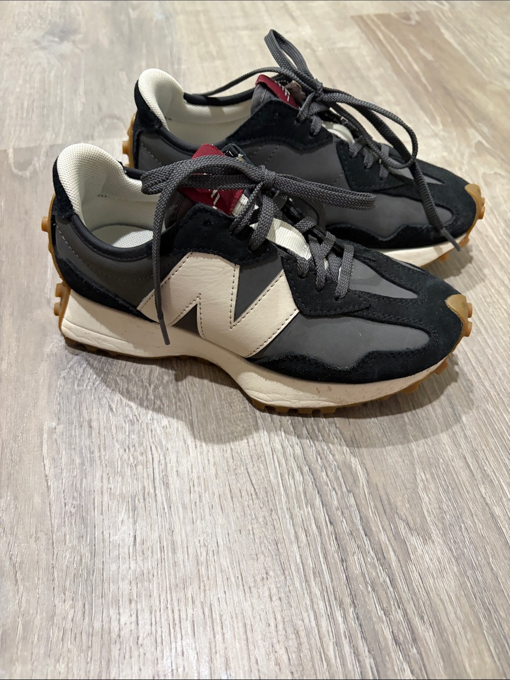 New Balance Womens Black and beige 327 Sneakers